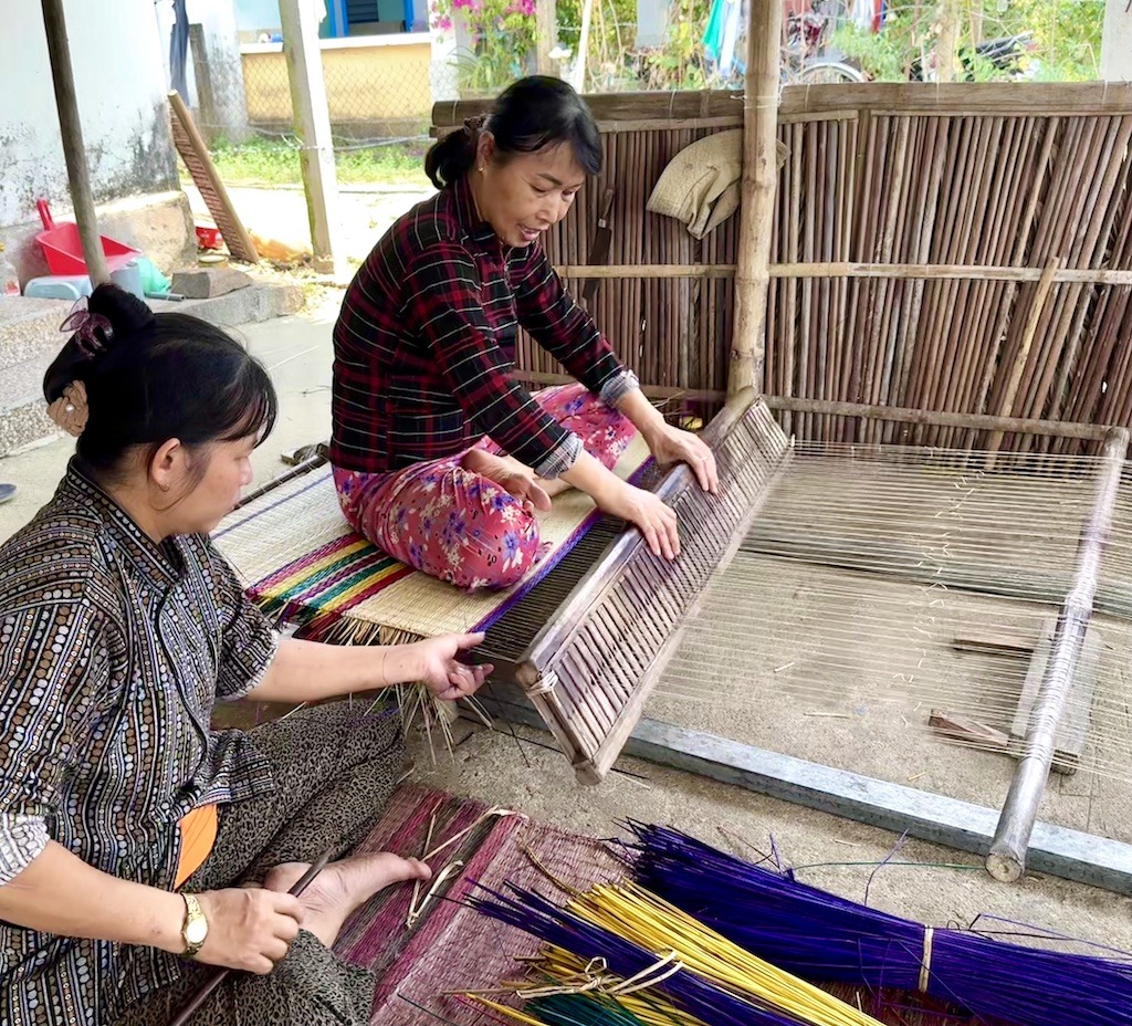mat weaving at craft village-Kayaking in Hoi An