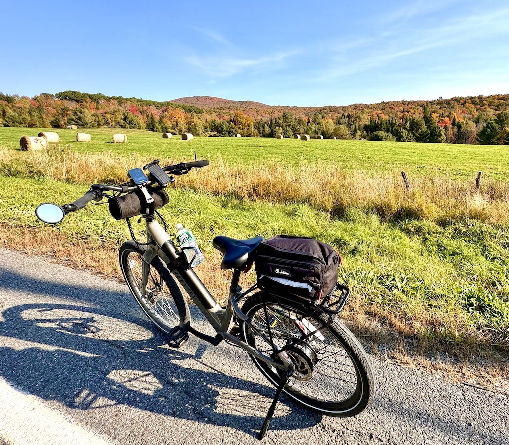 bike near hay bales-bike routes of the Eastern Townships