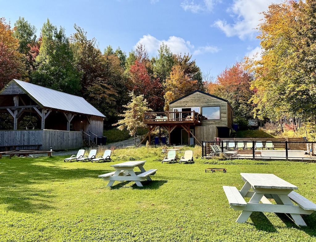 yard with picnic tables and pool-Glamping in the Eastern Townships