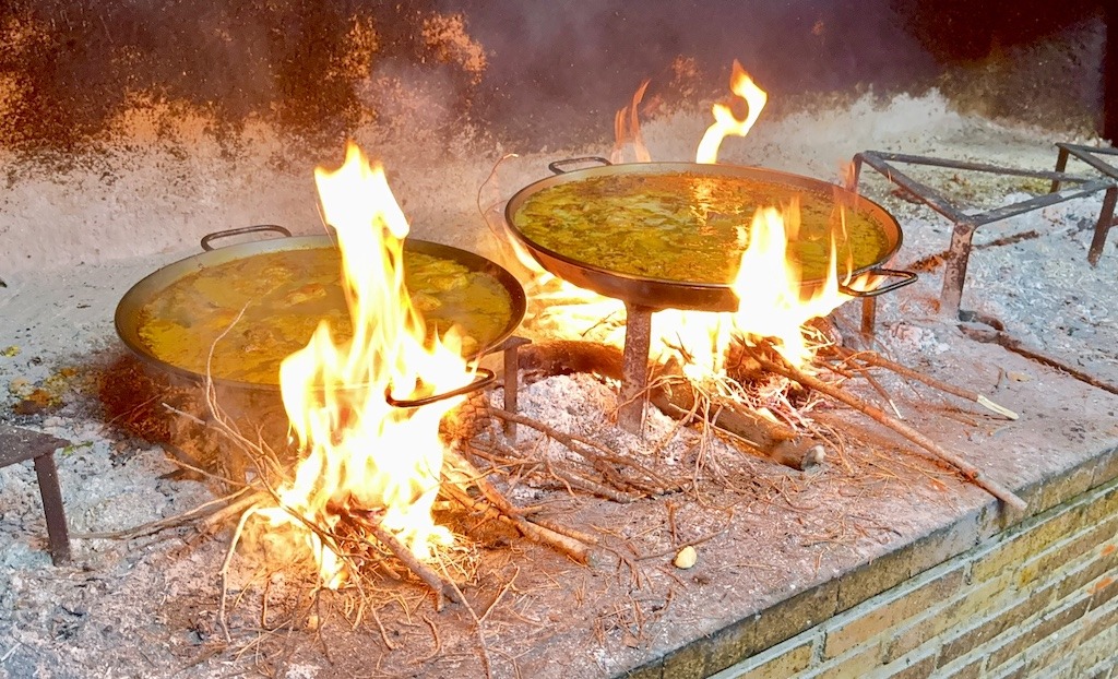 fire and paella pans