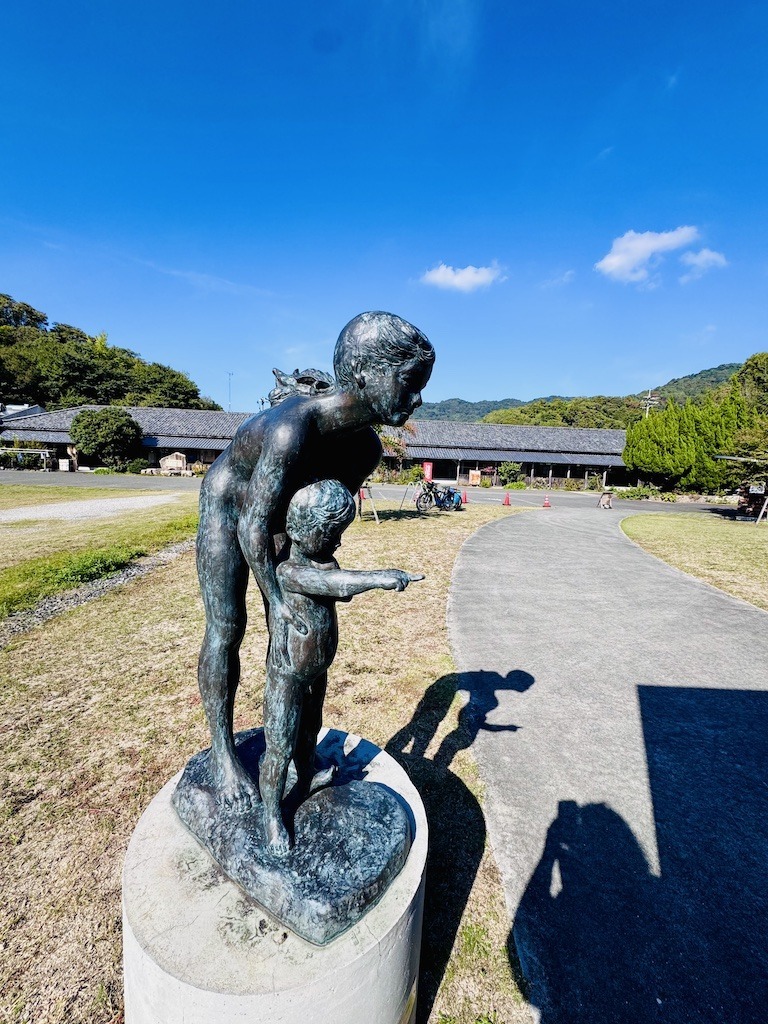 statue of Mother and child