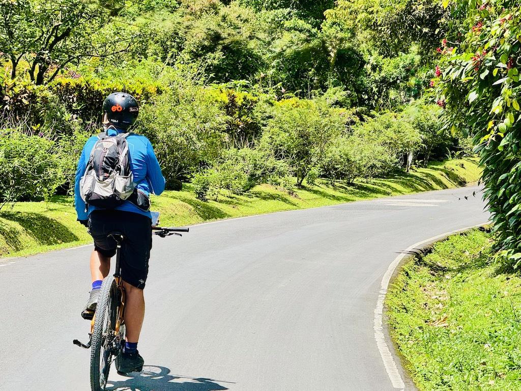 biker with blue shirt E-biking in Panama