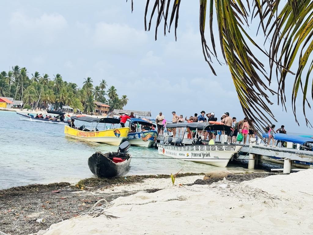 many people waiting to load up on boats